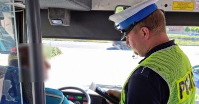 Policjanci kontrololują autokary przed podróżą
