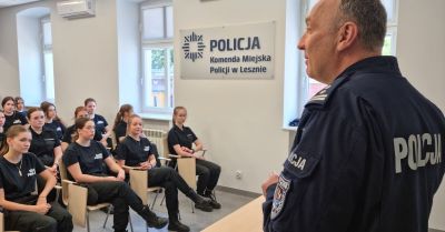 Policjanci zaprosili do komendy uczniów klasy o profilu policyjnym